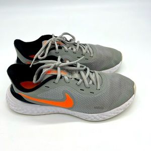 Nike revolution size 8.5 in women